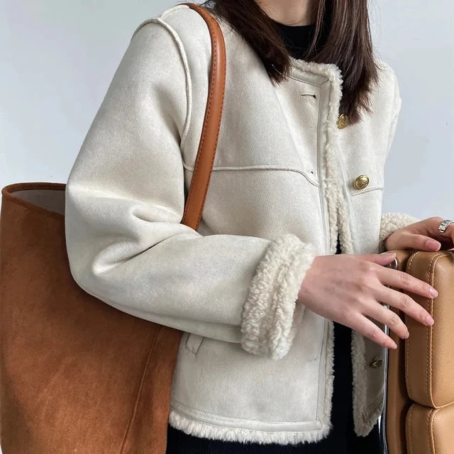 Clara | Geknöpfte Shearling Jacke